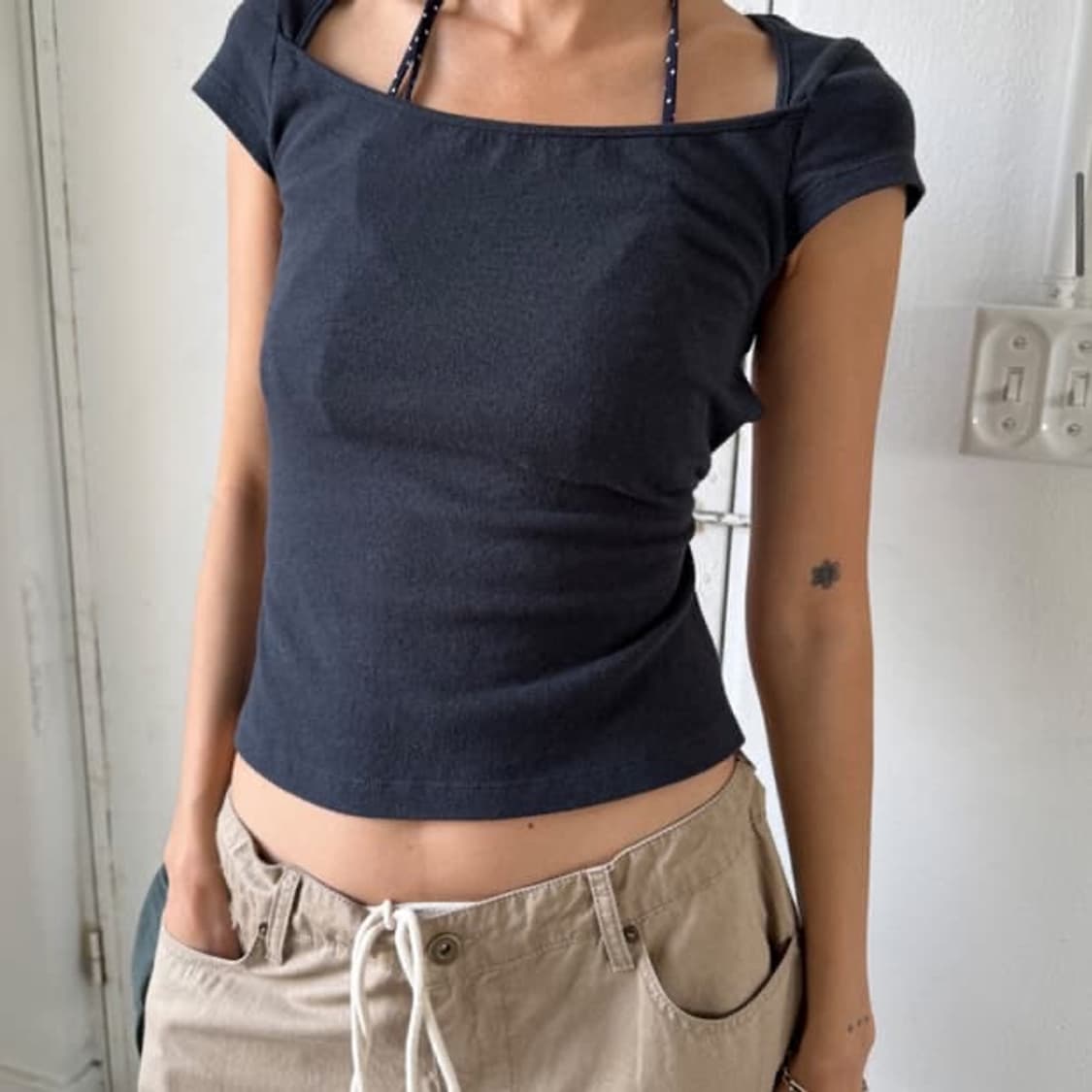 에스이오 OPEN BACK CAP SLEEVE TOP ASH BLACK 상품이미지1
