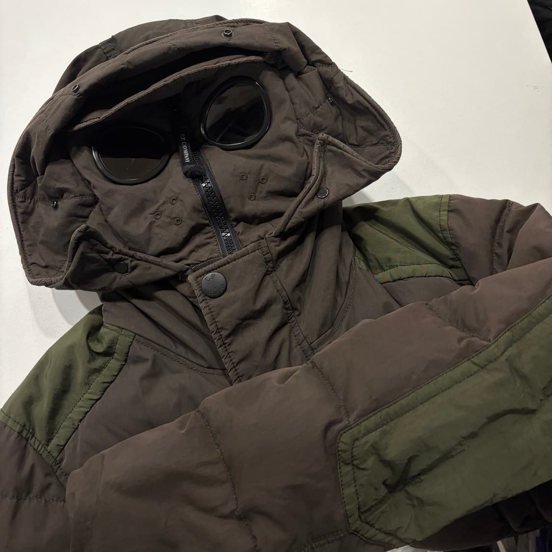 [100] 13FW CP컴퍼니 고글 다운 패딩 점퍼 브라운 카키 D535 상품이미지3