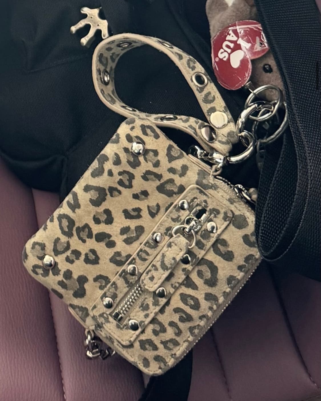 다이닛 STUD CROSS CHAIN WALLET 레오파드 상품이미지1