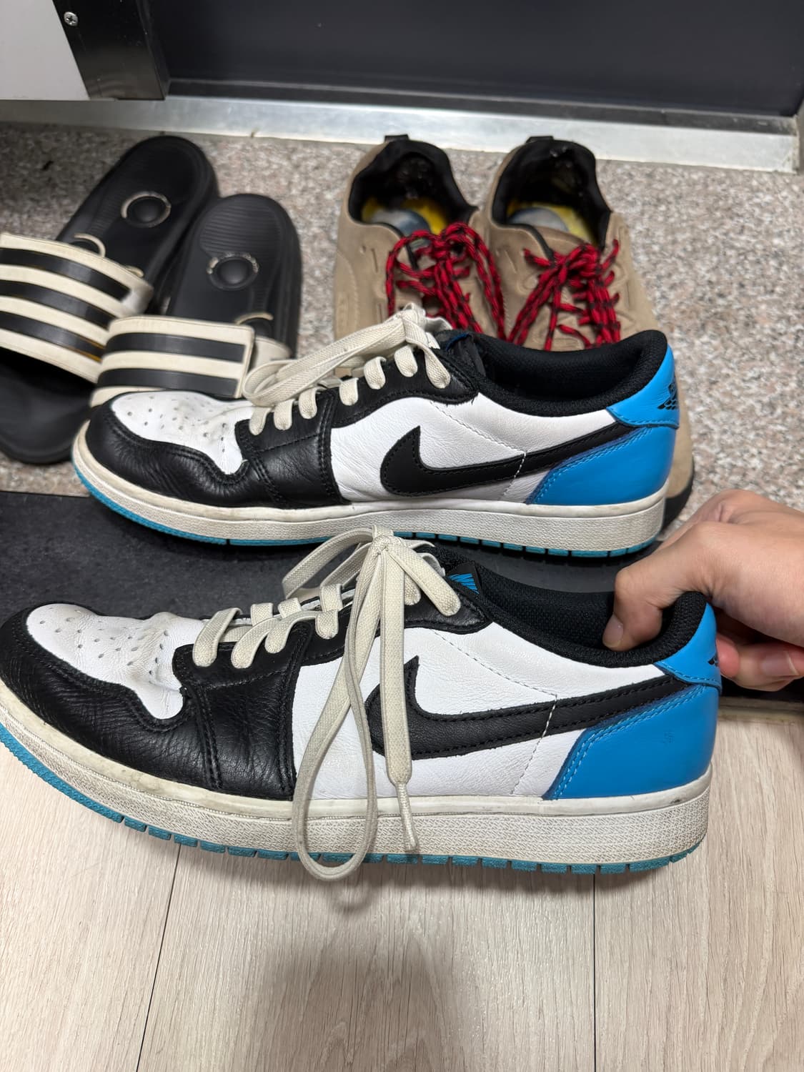 Jordan 1 Retro Low OG Black and Dark Pow 상품이미지4