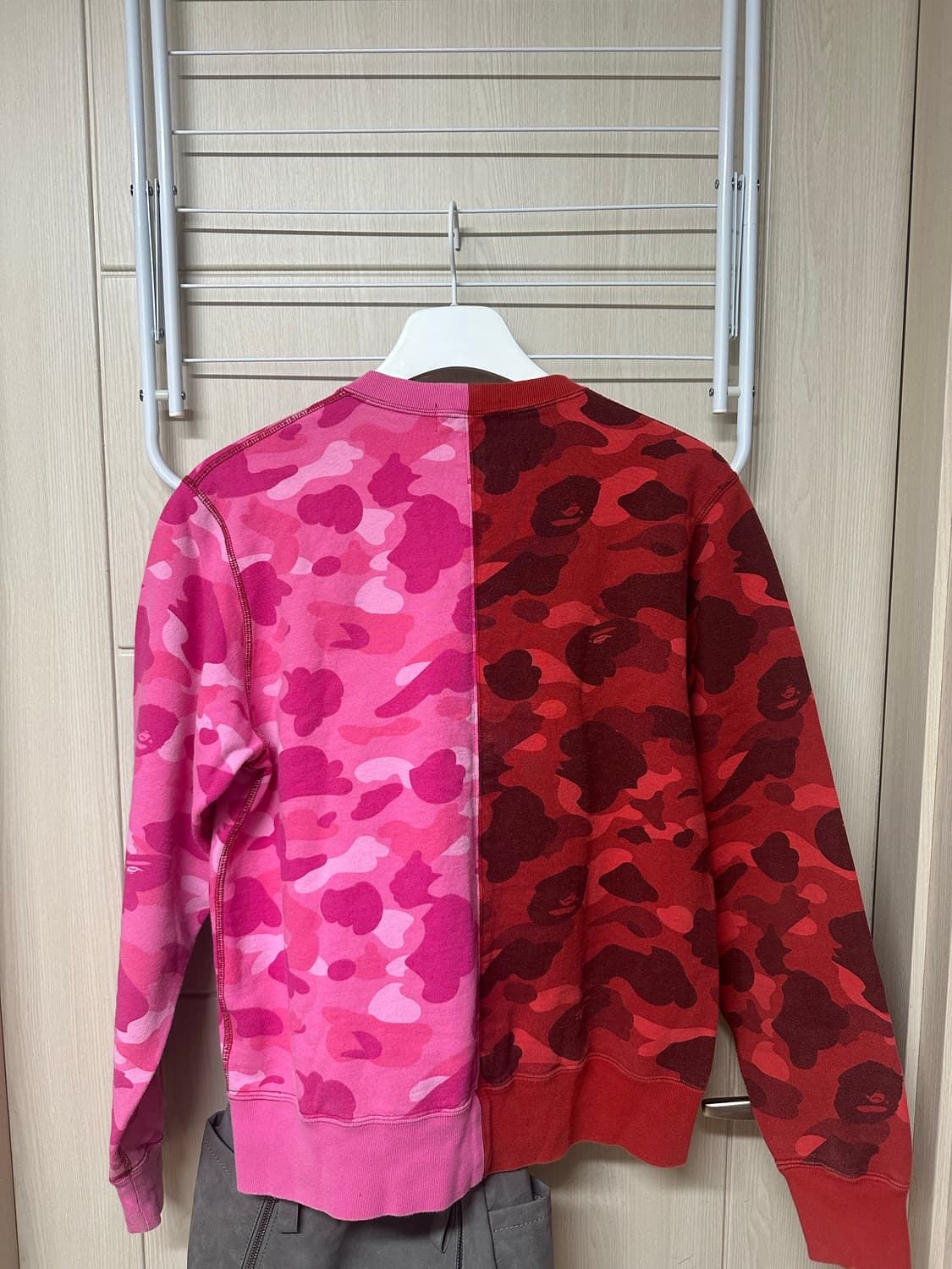 베이프 카모 핑크레드 스웻셔츠 상품이미지2