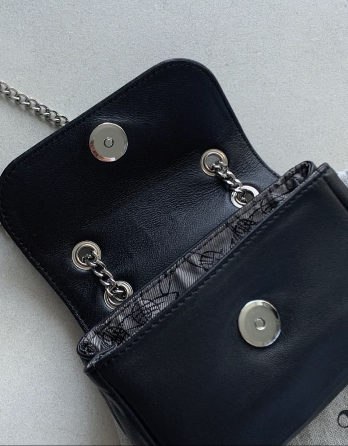 비비안웨스트우드 나파 스몰 펄스 체인 크로스백 상품이미지3