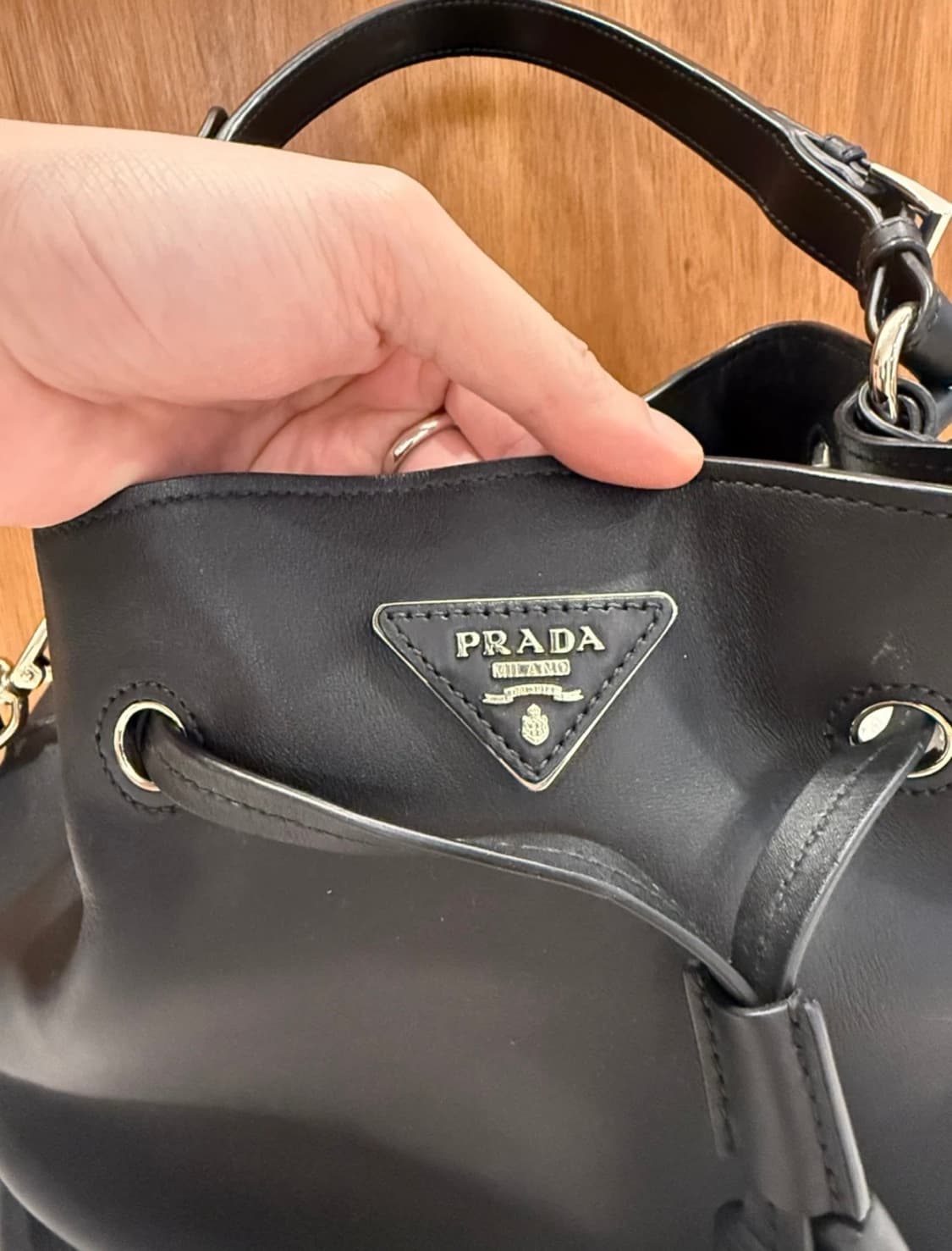 프라다 BR5069 블랙 레더 버킷 테슬 토트백 상품이미지4