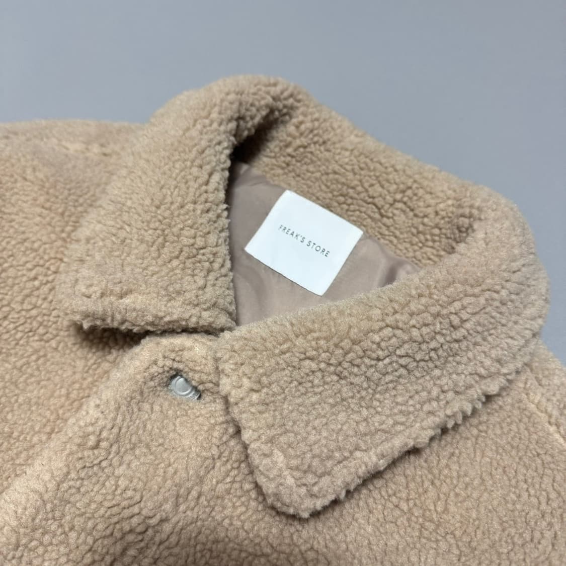 프릭스스토어 베이지컬러 칼라넥 오버 덤블 플리스 트러커 자켓 상품이미지3