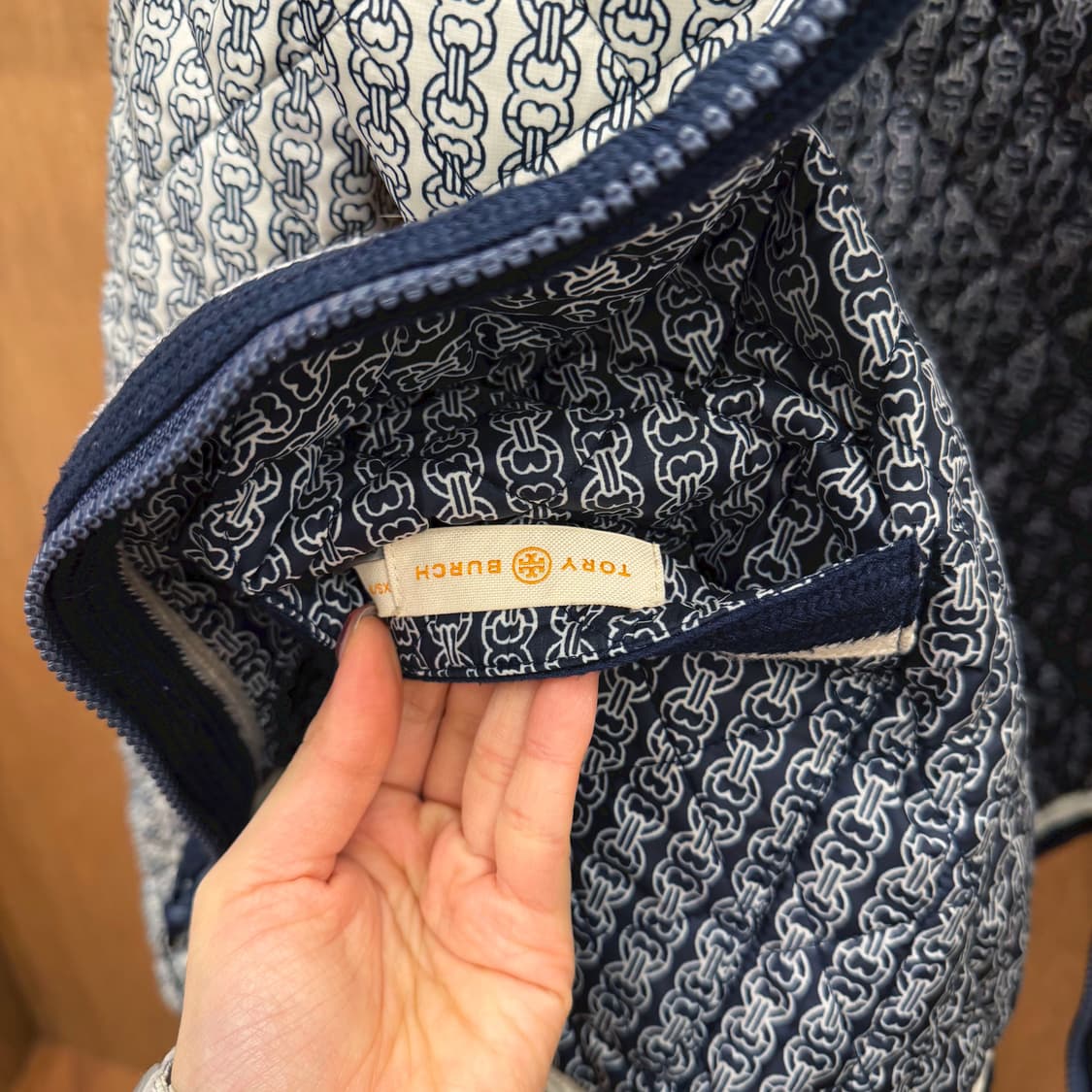 토리버치 리버시블 퀄팅 숏패딩 체인 패턴 더블 포켓 디테일 네이비 상품이미지8