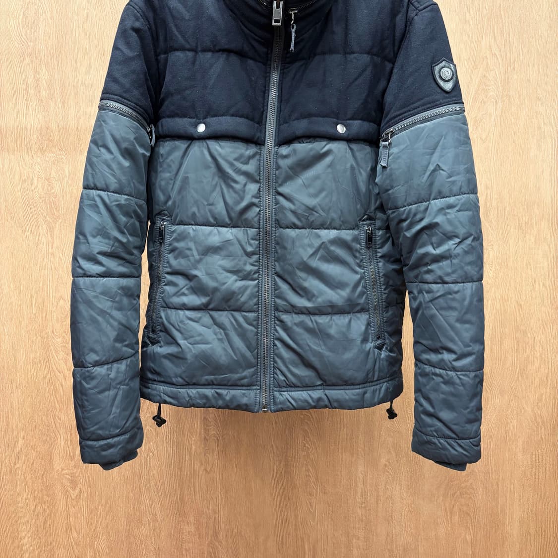 디젤 하이넥 패딩 점퍼 배색 울 퀄팅 숄더 로고 라운드 패치 디테일 블랙 상품이미지5