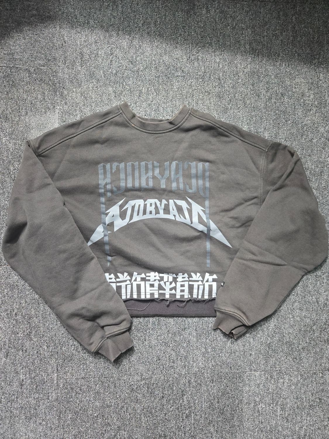 아조바이아조 크롭 맨투맨 회색 OS 상품이미지1