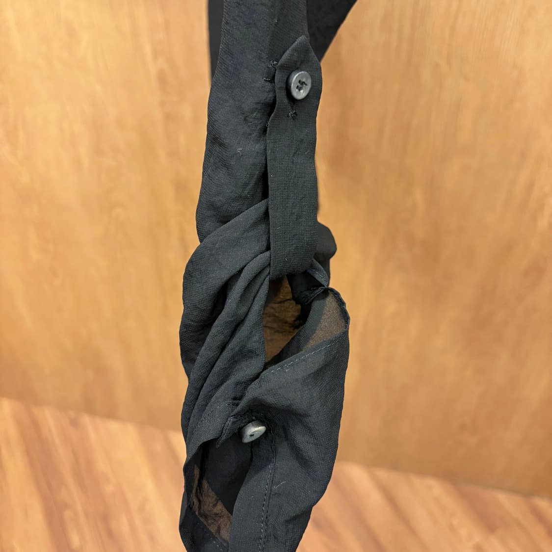  헬무트랭 시스루 블라우스 브이넥 밑단 셔링 소매 버튼 디테일 블랙 상품이미지7