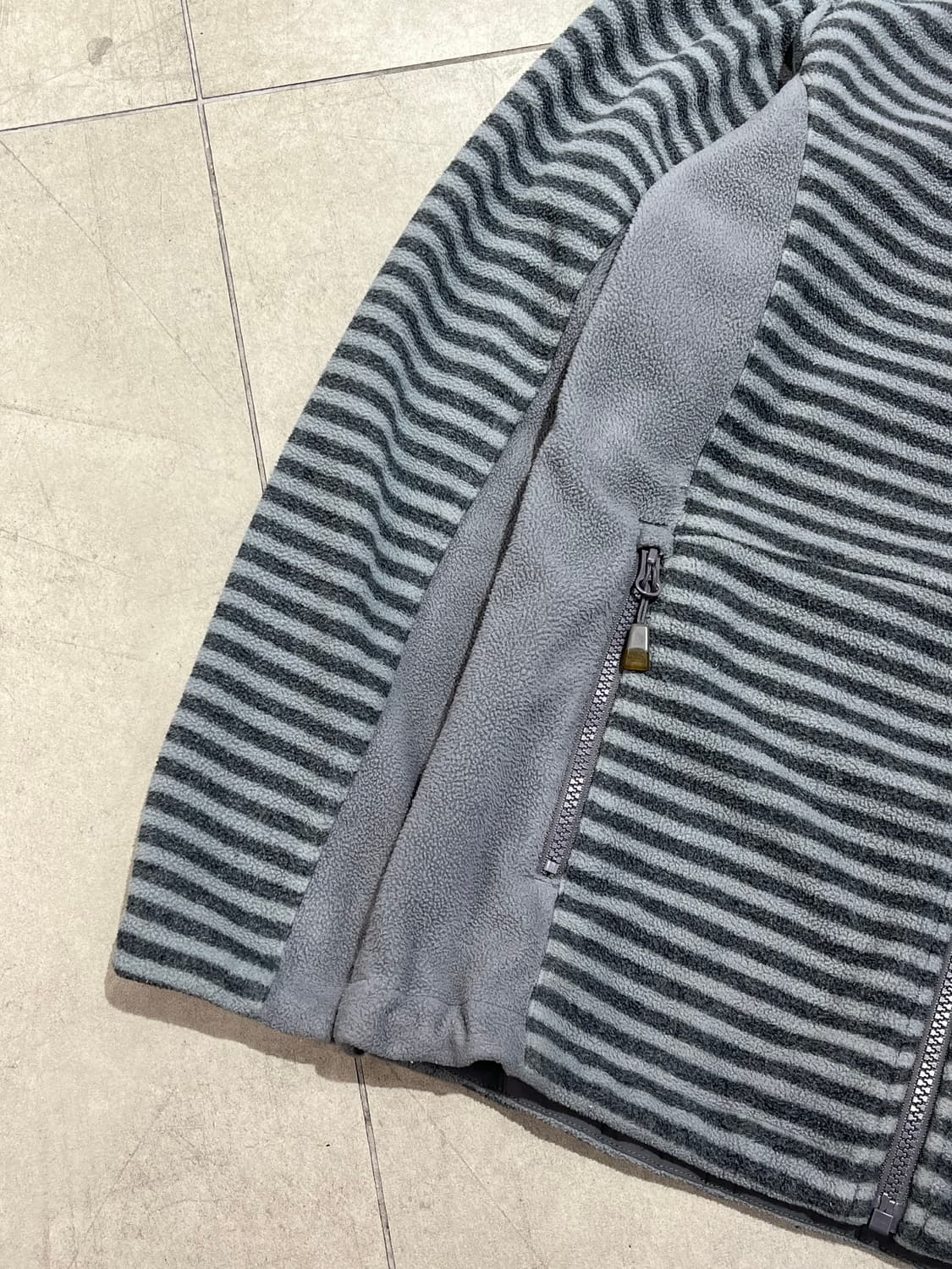 노스페이스 그레이 스트라이프 후리스 자켓 상품이미지2