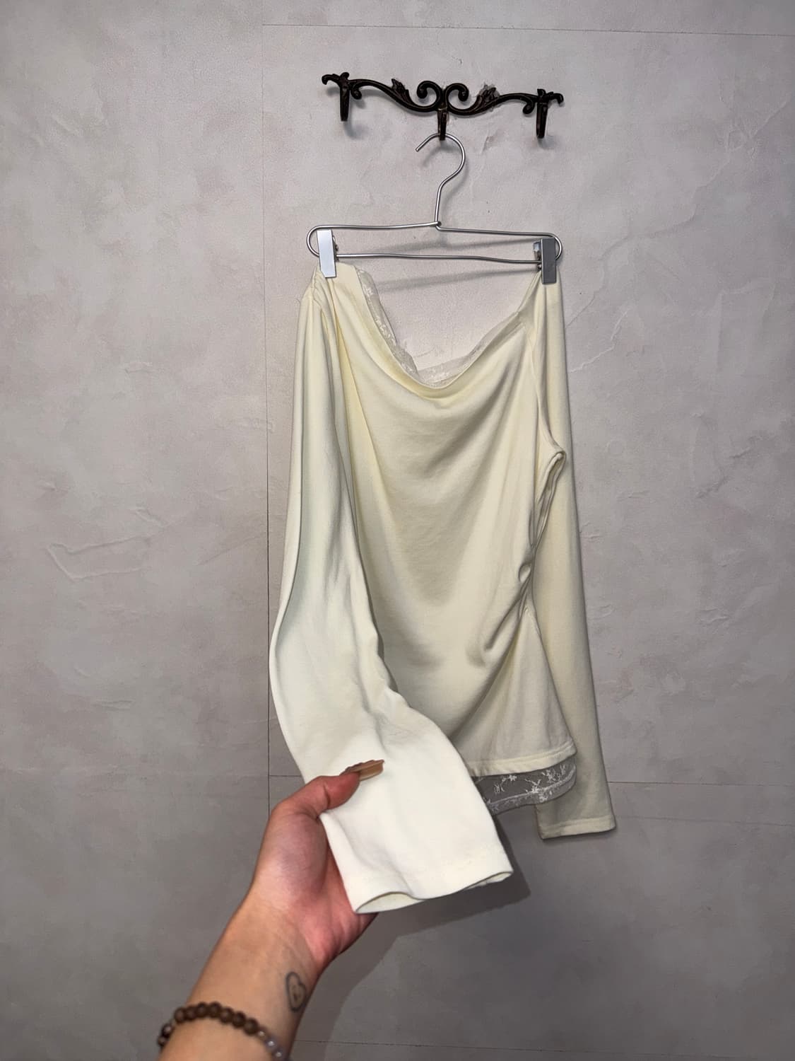 Ivory lace layered shirring 언발 오프숄더 티 상품이미지5