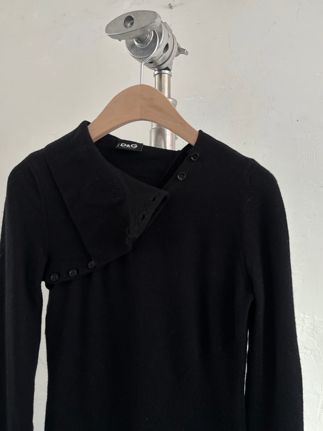 Dolce & Gabbana 돌체앤가바나 블랙 버튼 디테일 언밸런스 니트 상품이미지5