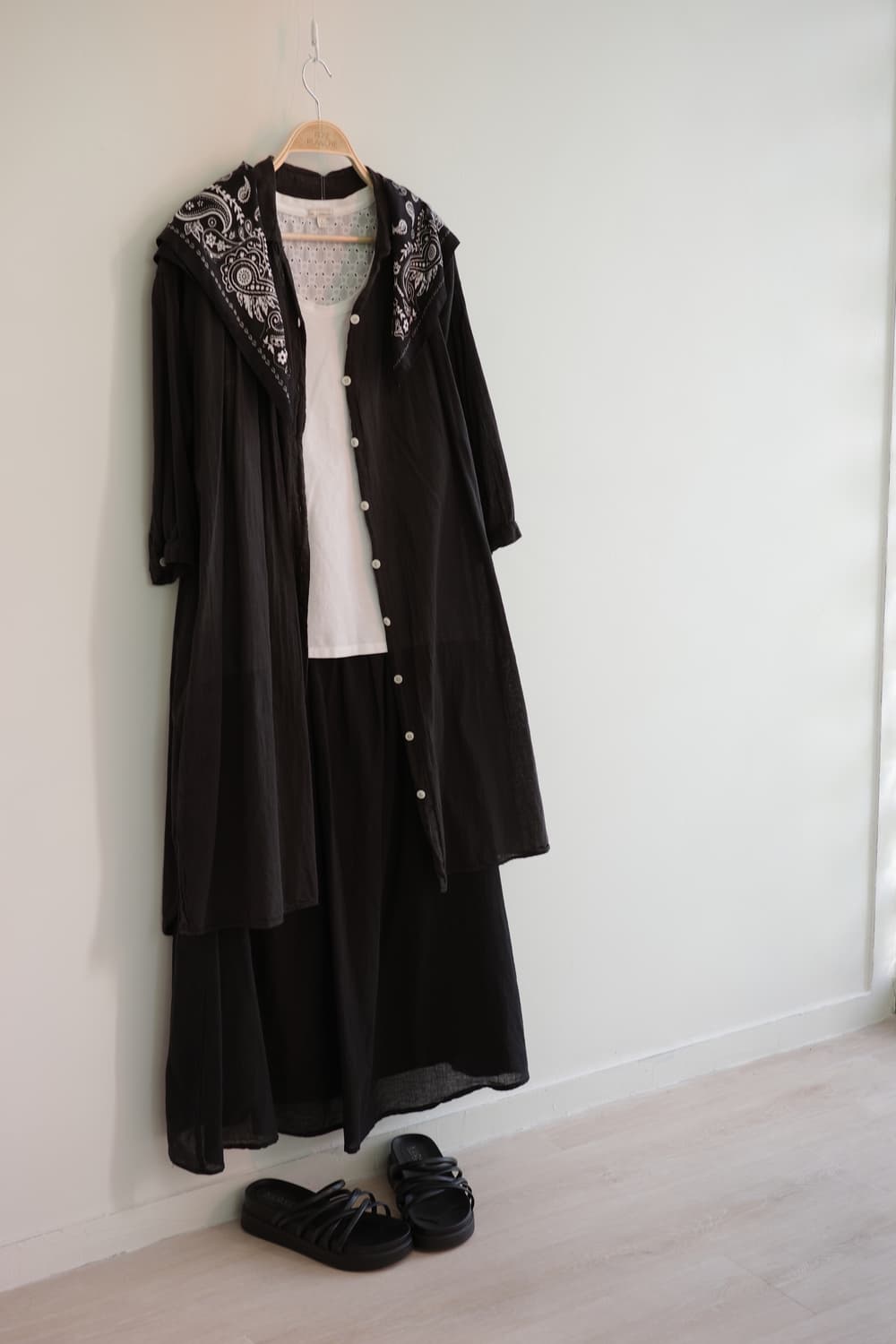 earth music • 블랙 아사 코튼 셔링 롱 스커트 상품이미지4