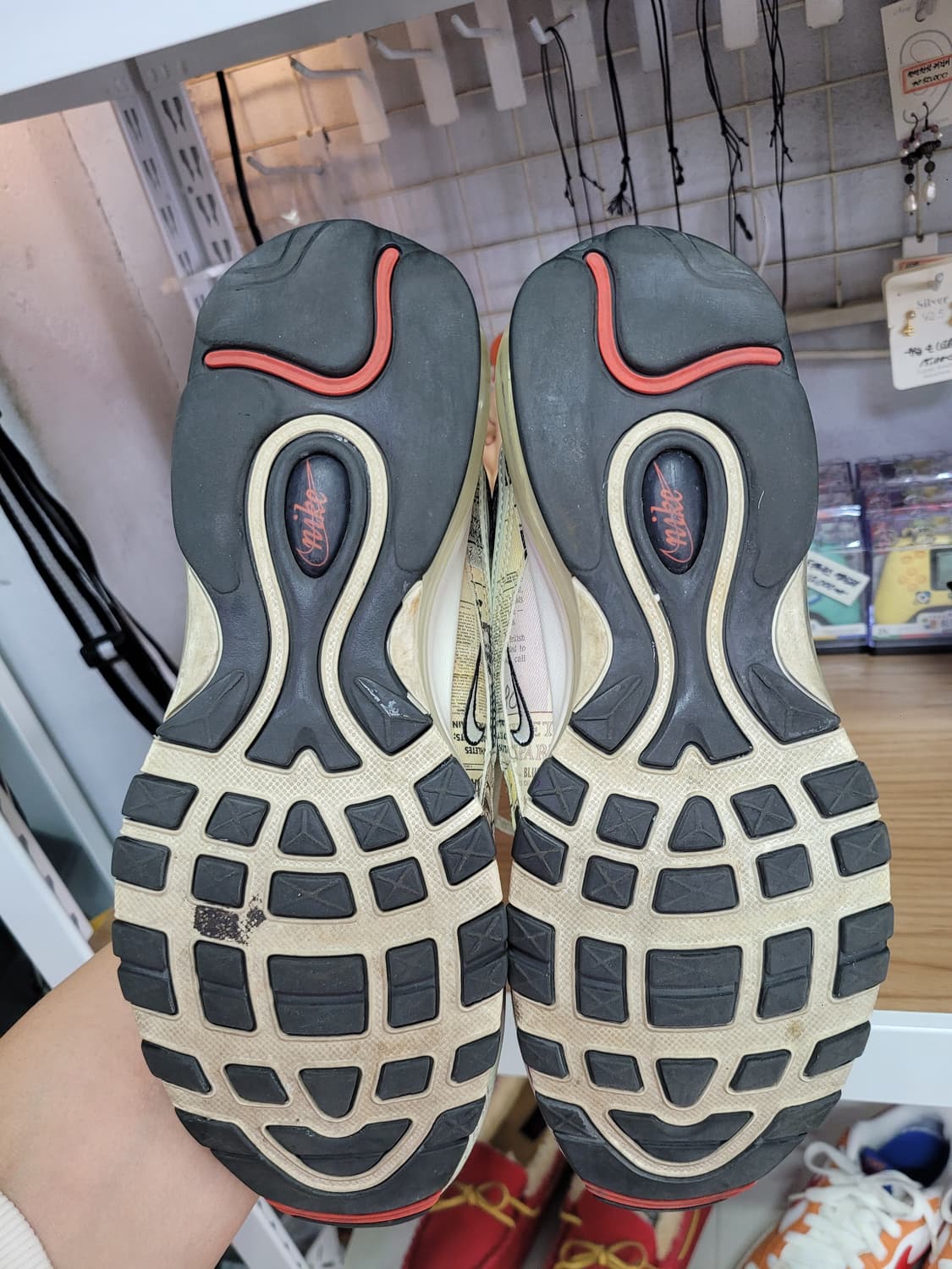 나이키 에어맥스 97 뉴스페이퍼 신문 패턴 운동화 상품이미지5