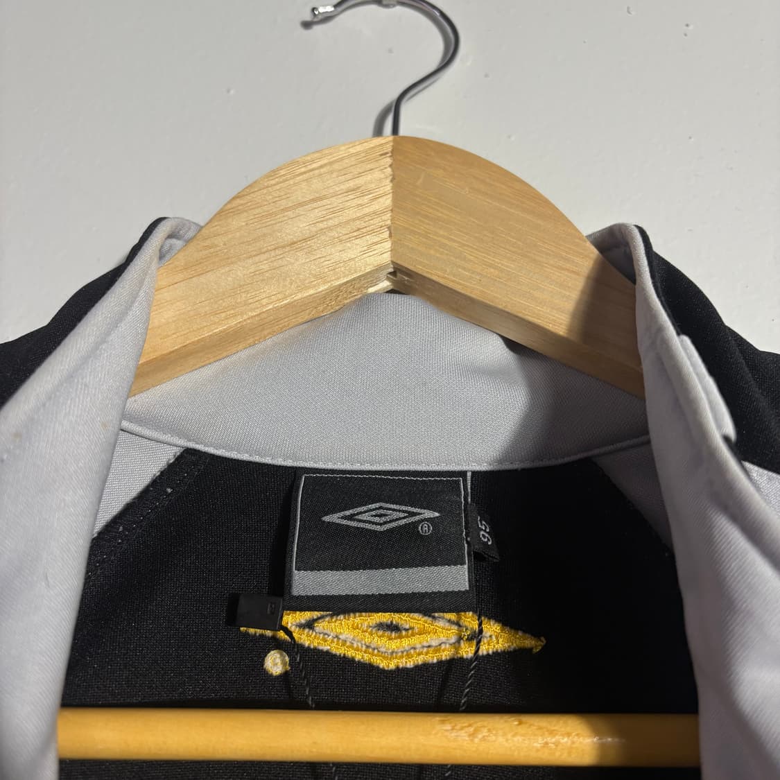 엄브로 블랙 옐로우 배색 트랙 집업 자켓 상품이미지3