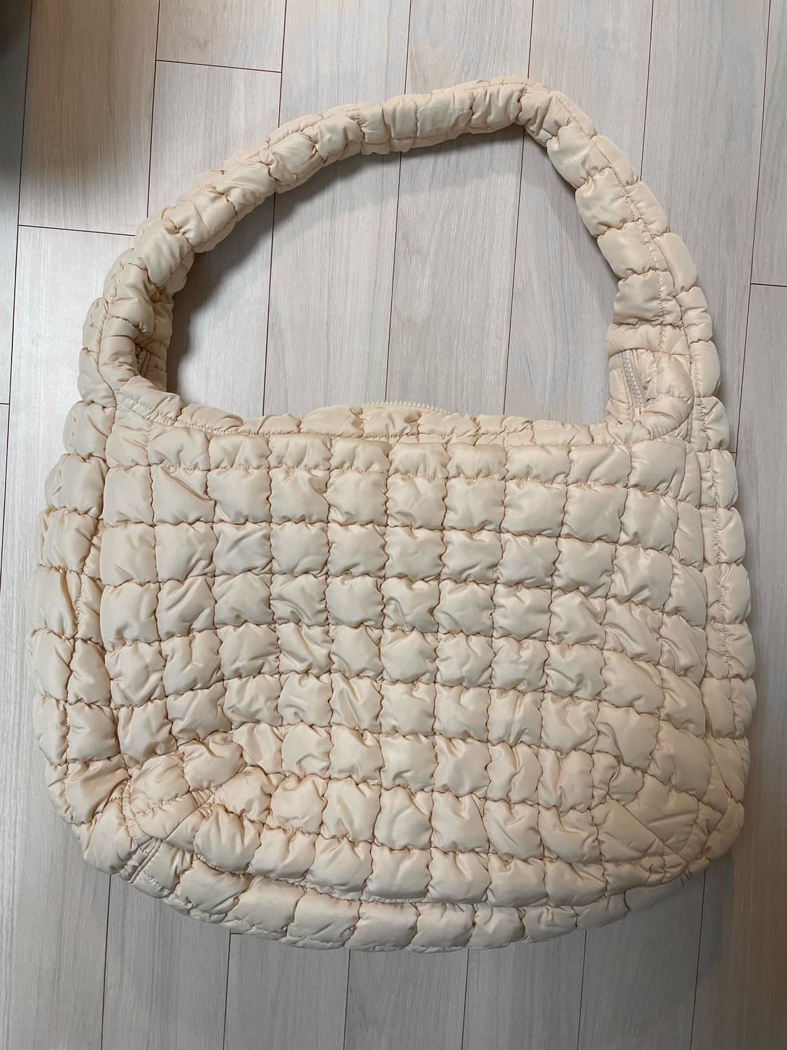 코스 퀄티드 오버사이즈 숄더백 상품이미지1