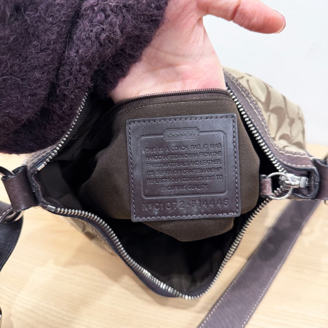 코치 시그니처 캔버스 숄더백 레더 스크랩 D링 디테일 베이지 브라운 상품이미지4