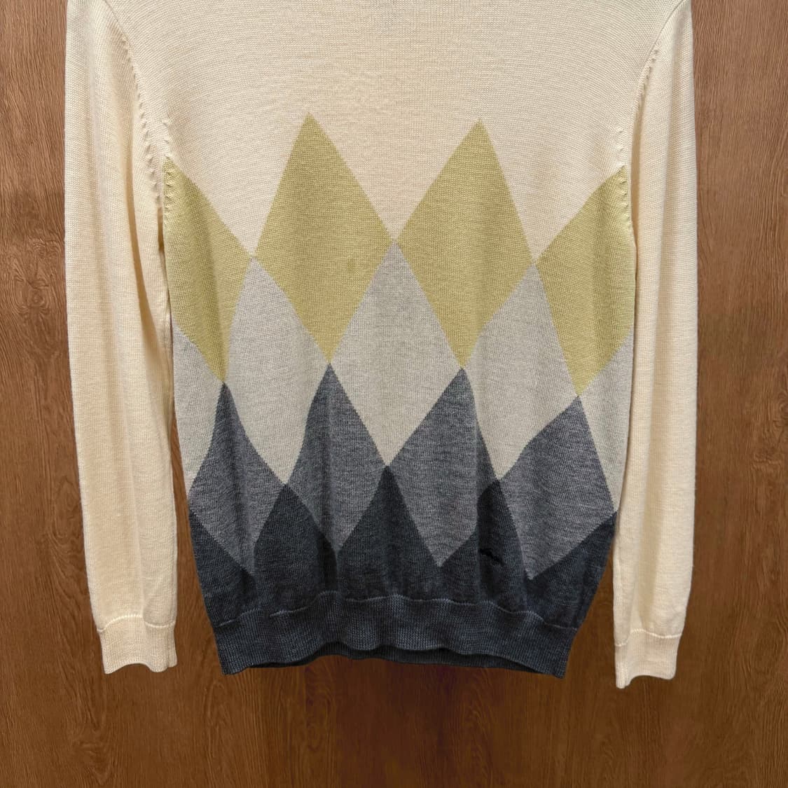 버버리 울 하프넥 니트 아가일 패턴 로고 자수 디테일 베이지 그레이 상품이미지5