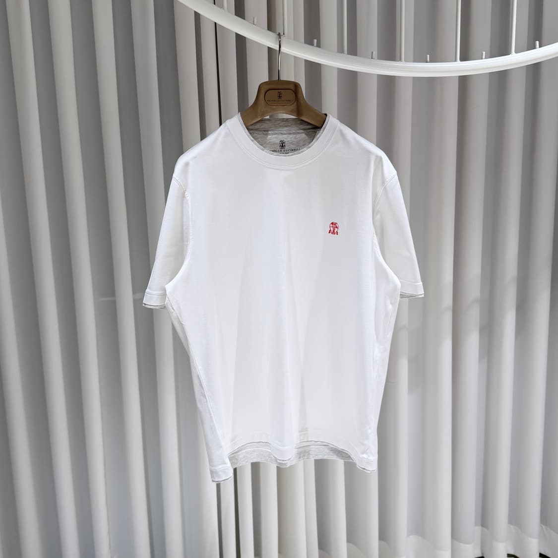 (A+/52) / 브루넬로쿠치넬리 자수 로고 레귤러핏 화이트 반팔 티셔츠 상품이미지3