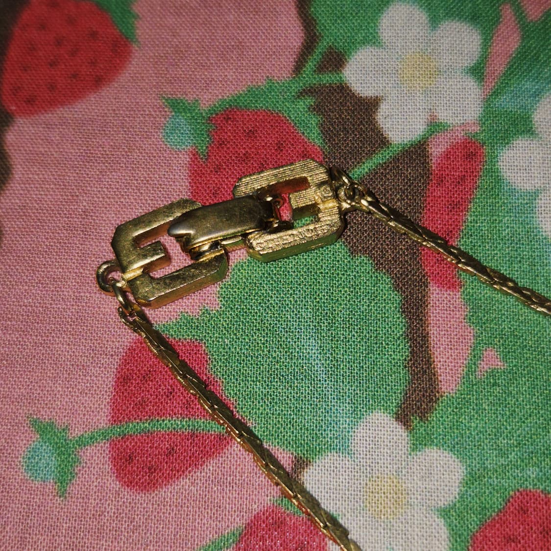 79s 지방시 g로고 레드 에나멜 파베 초커 상품이미지9