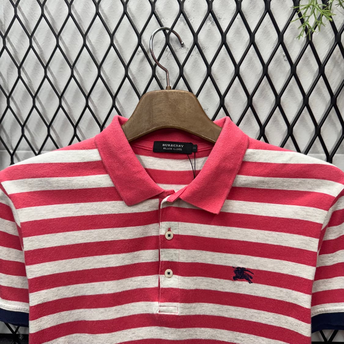 버버리 블랙 라벨 카라 반팔 티셔츠 전면 기사 로고 포인트 핑크 상품이미지3