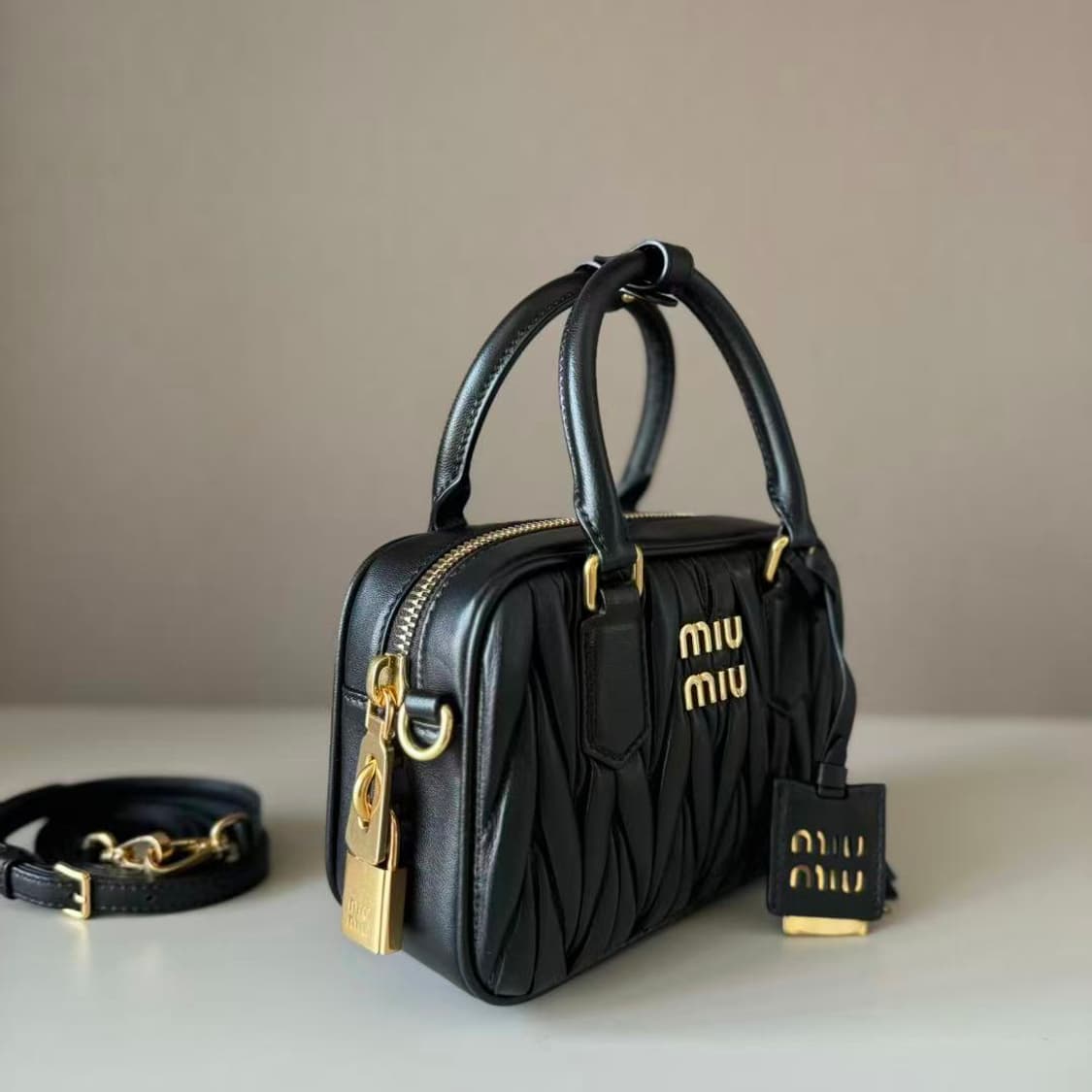 미우 미우 마테라쎄 나파 가죽 탑 핸들백 블랙"📢 상품 설명 및 거래  상품이미지2
