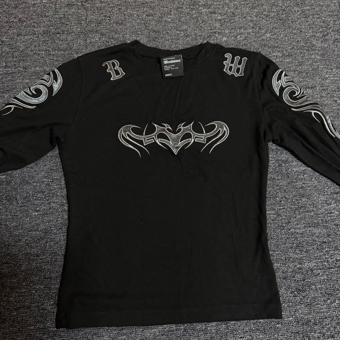 배드블러드 트라이벌 로고 슬림티 상품이미지2