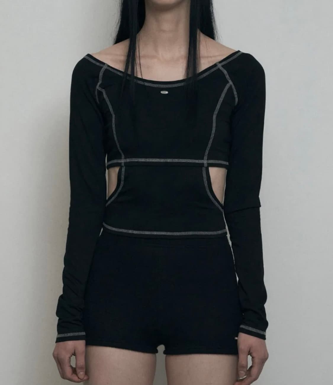 Bohemseo SIDE CUT - OUT LONG SLEEVE, BLA 상품이미지1