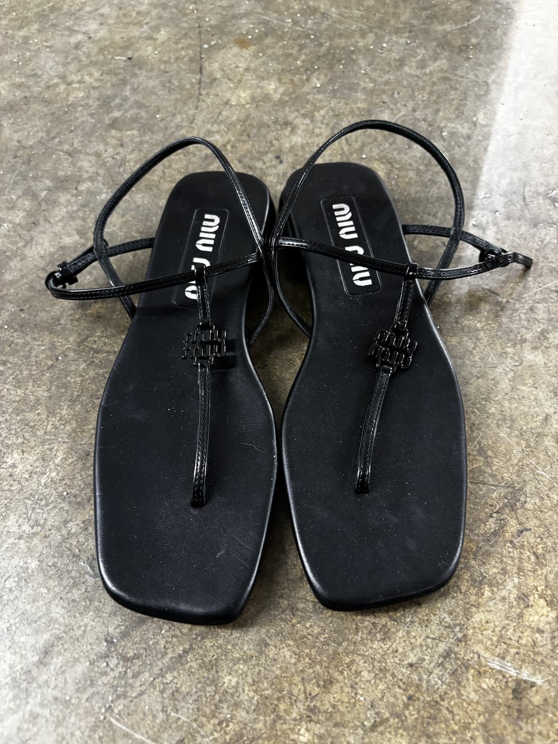 미우미우 로고 플라크 가죽 플랫 샌들 36 (한국사이즈230) 상품이미지2