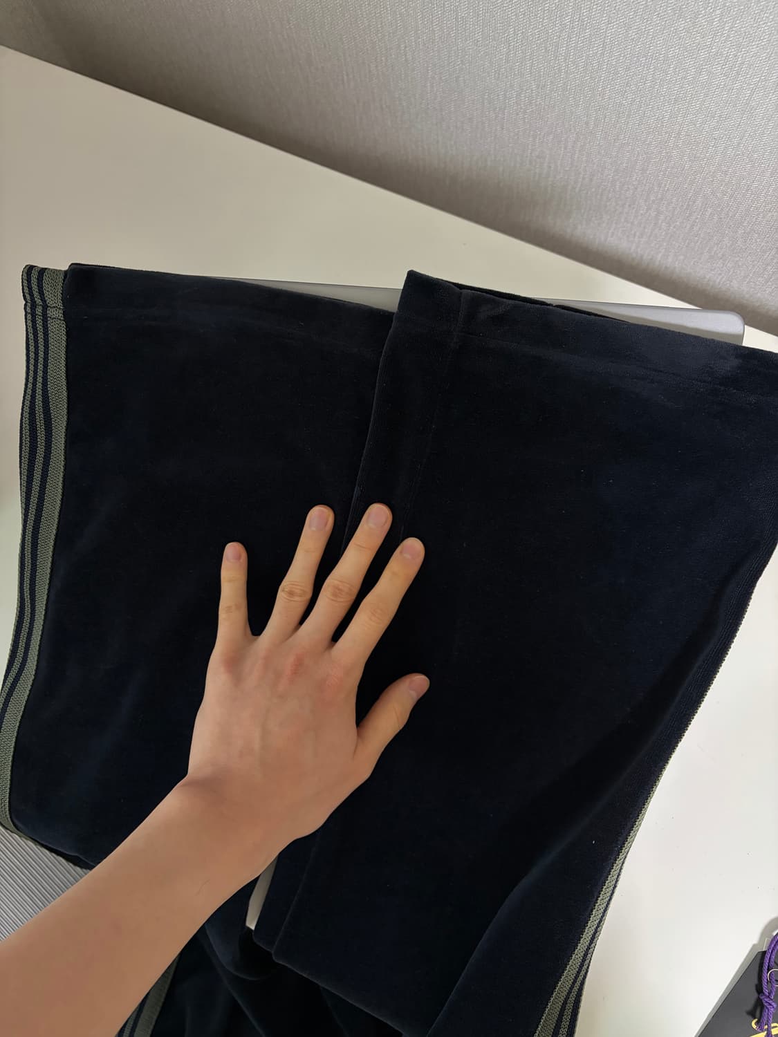 [L] 니들스 벨루어 트랙팬츠 네이비 상품이미지3