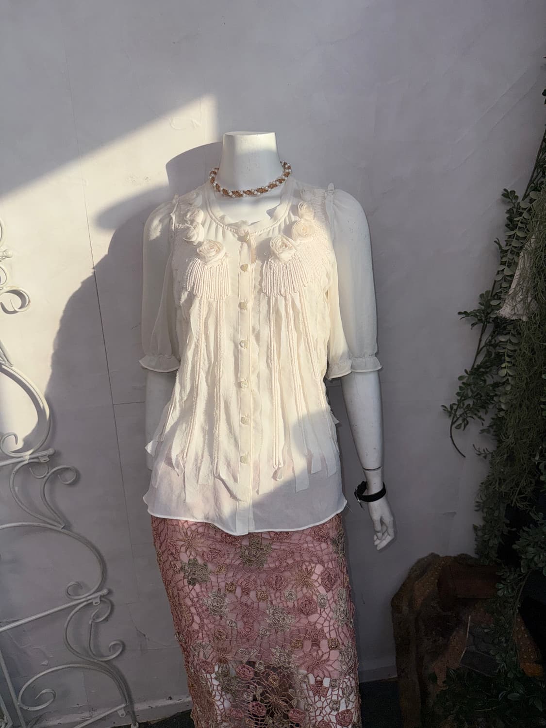 G-cut ivory draped flower silk sheer bl 상품이미지8