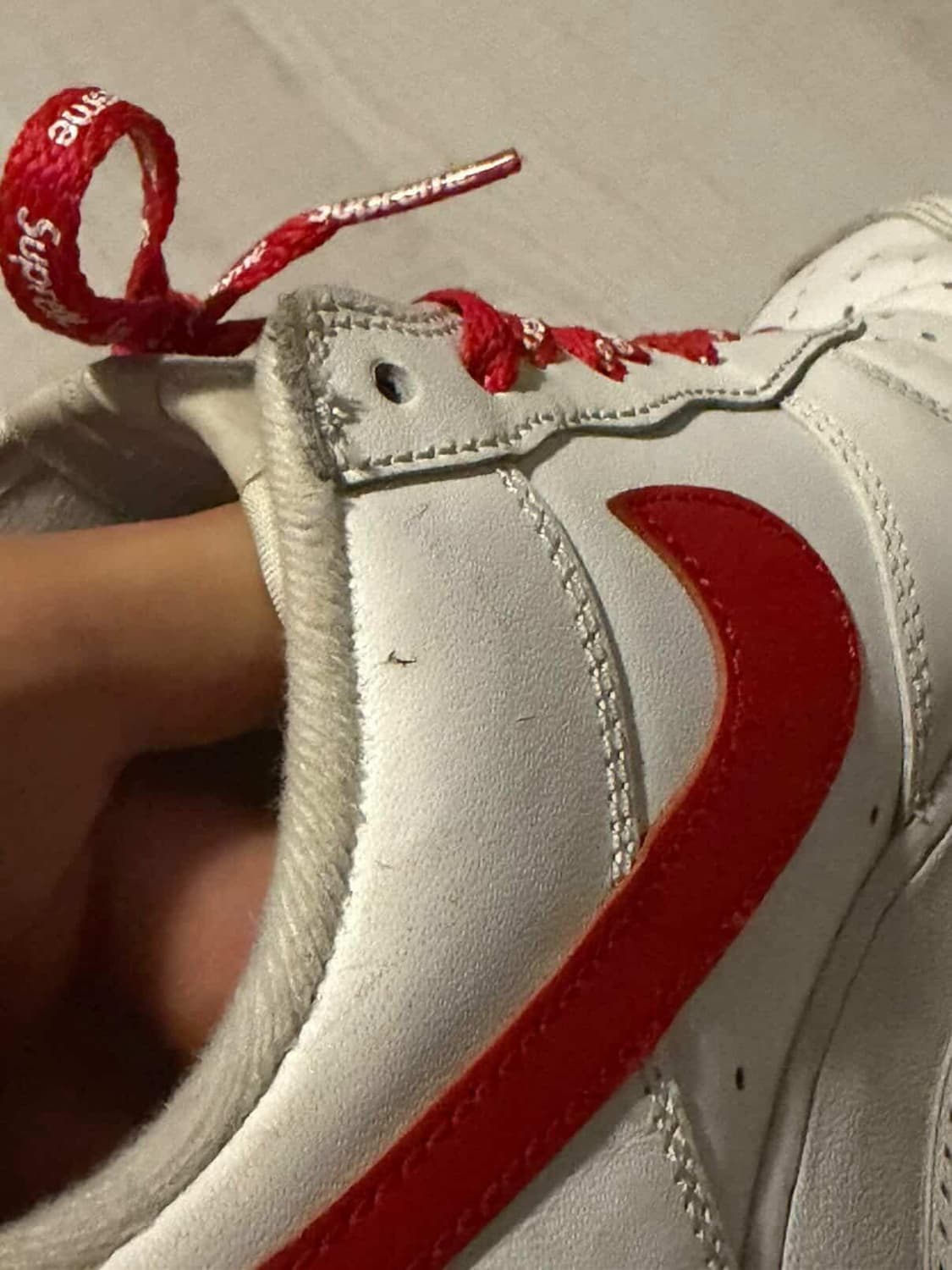 나이키x슈프림 에어포스 1 로우 화이트 스피드 레드-상하이 스토어 한정 상품이미지5