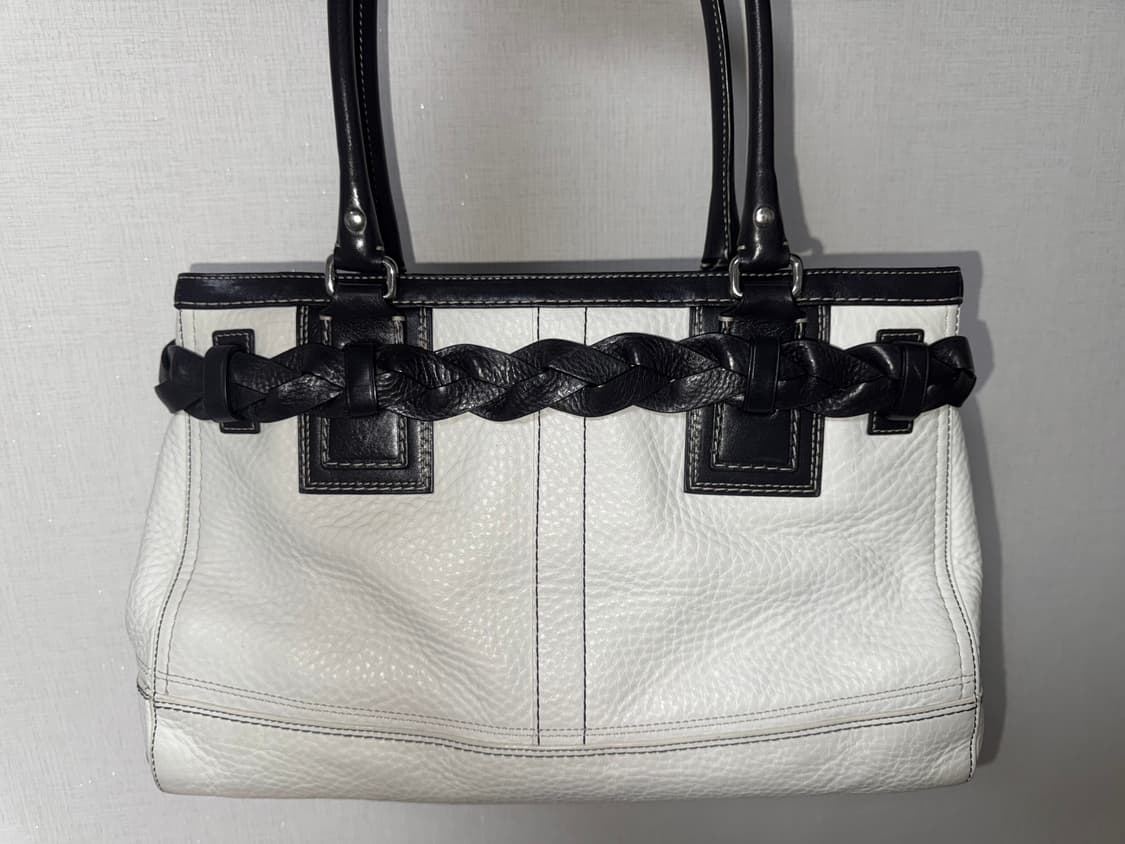 코치 아이보리 버클 가죽 숄더백 상품이미지3