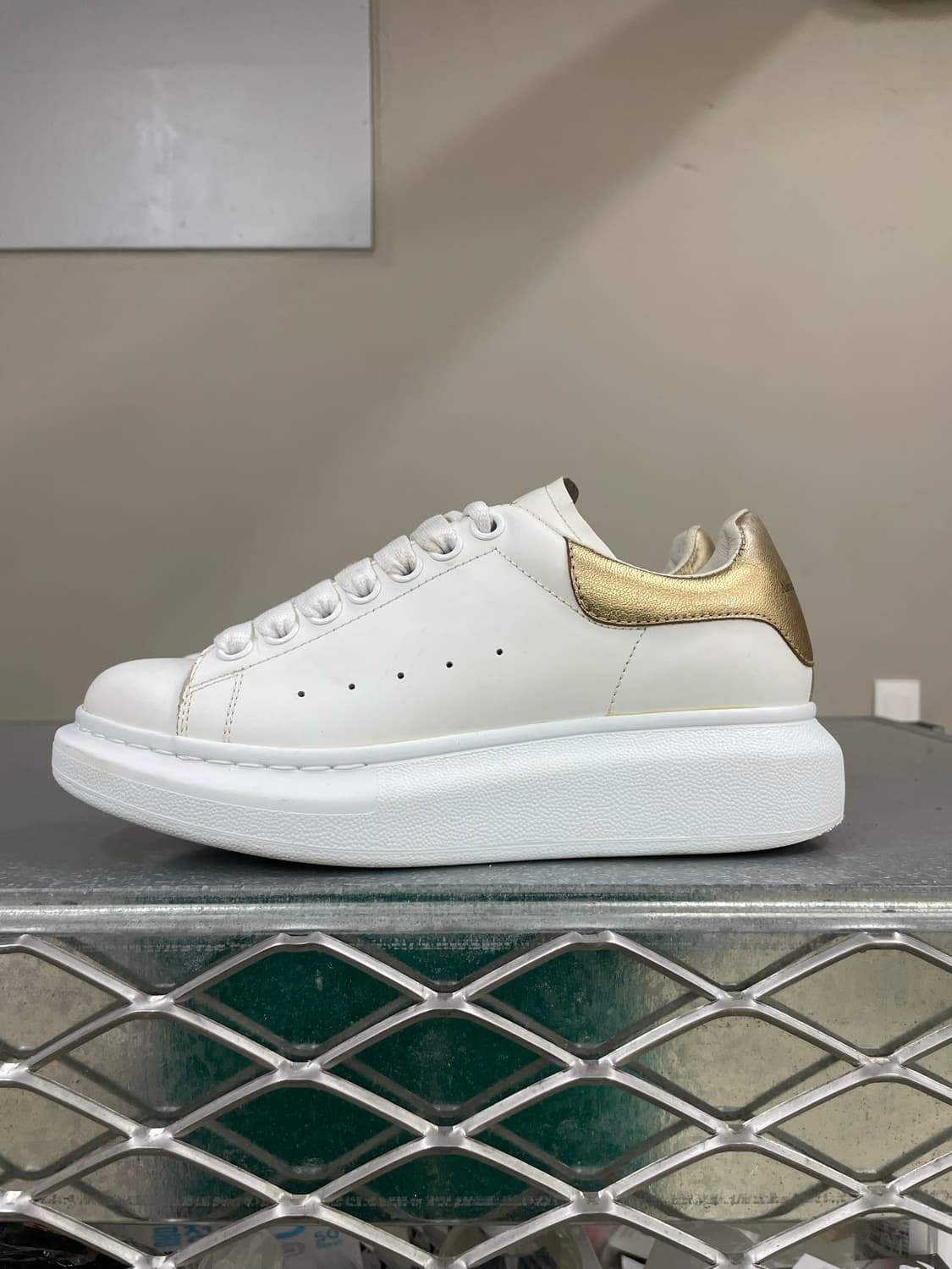 알렉산더 맥퀸 오버솔 스니커즈 골드탭 36.5 상품이미지1