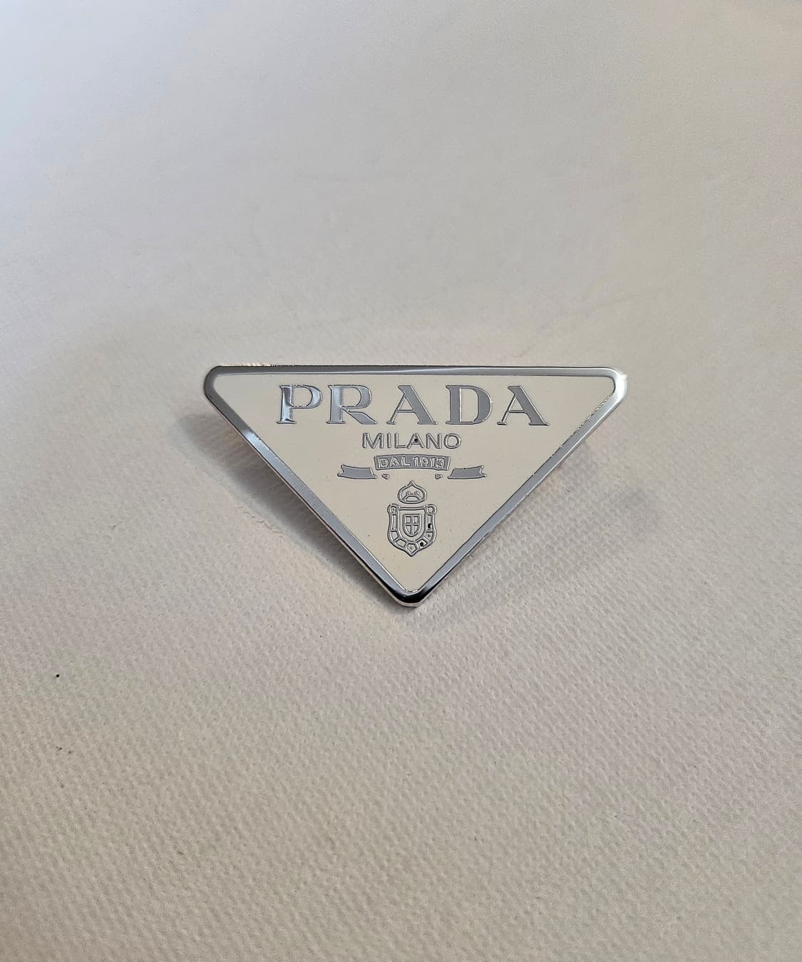 프라다 업사이클링 화이트 삼각 브로치 상품이미지5