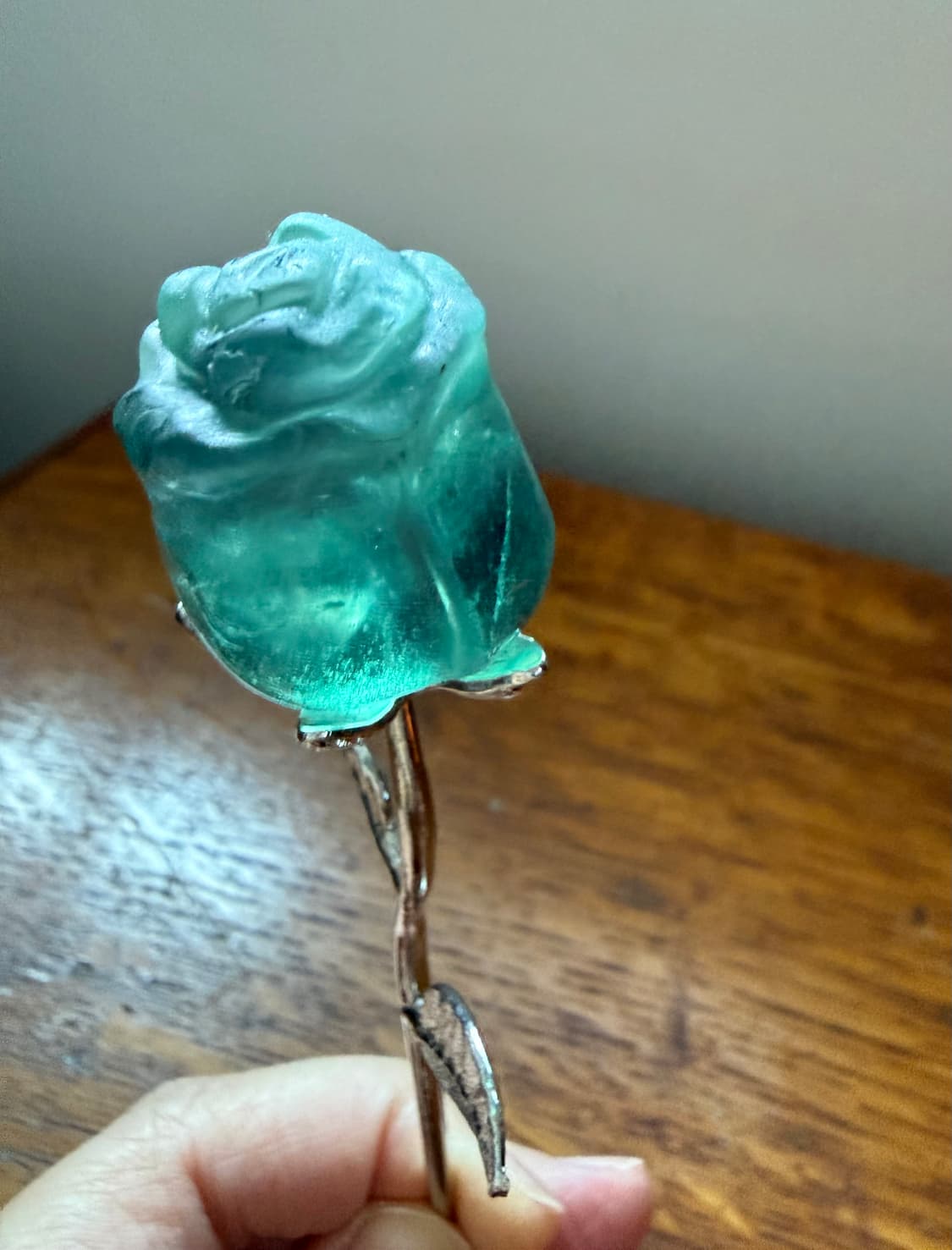 천연 플로라이트 원석으로 제작된 장미 오브제입니다. 상품이미지4