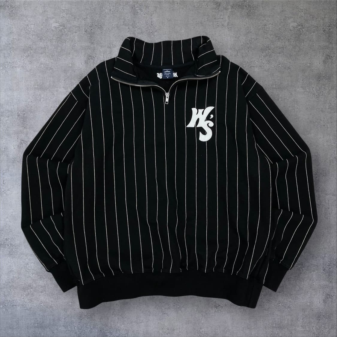 위캔더스 스몰 로고 스트라이프 하프 집업 블랙 맨투맨 상품이미지1