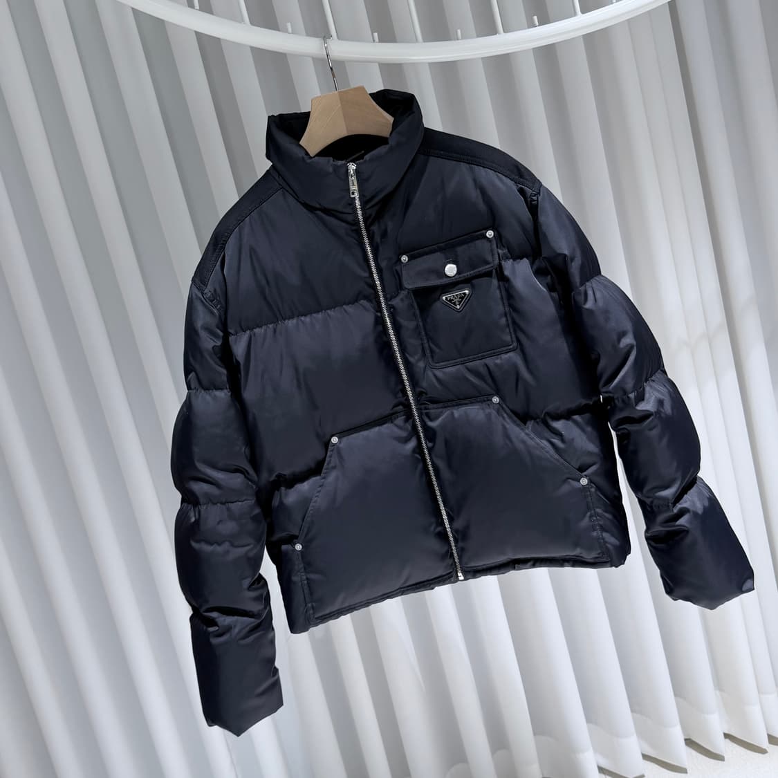 (S/M) / 프라다 삼각로고 리나일론 크롭 다운 패딩 자켓 블랙 상품이미지3