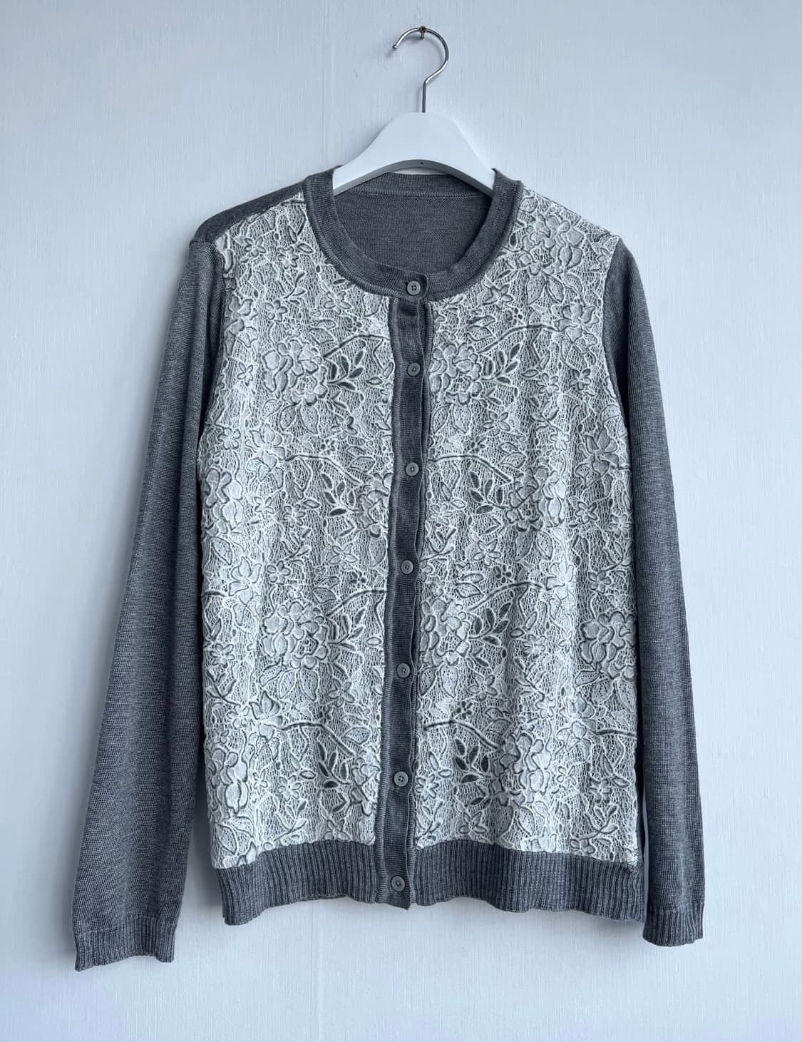 *SALE) 그레이 플라워 레이스 니트 가디건 상품이미지1