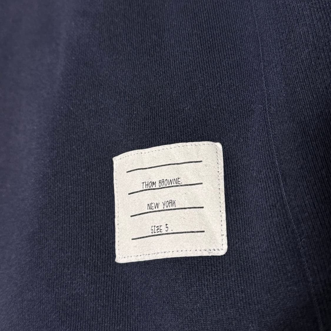 톰브라운 사선 완장 맨투맨 네이비 5 상품이미지8