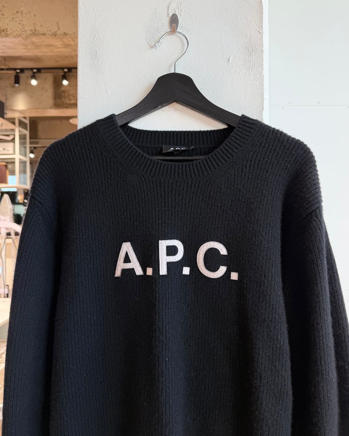 아페쎄 블랙 로고 디테일 크루넥 니트  상품이미지2