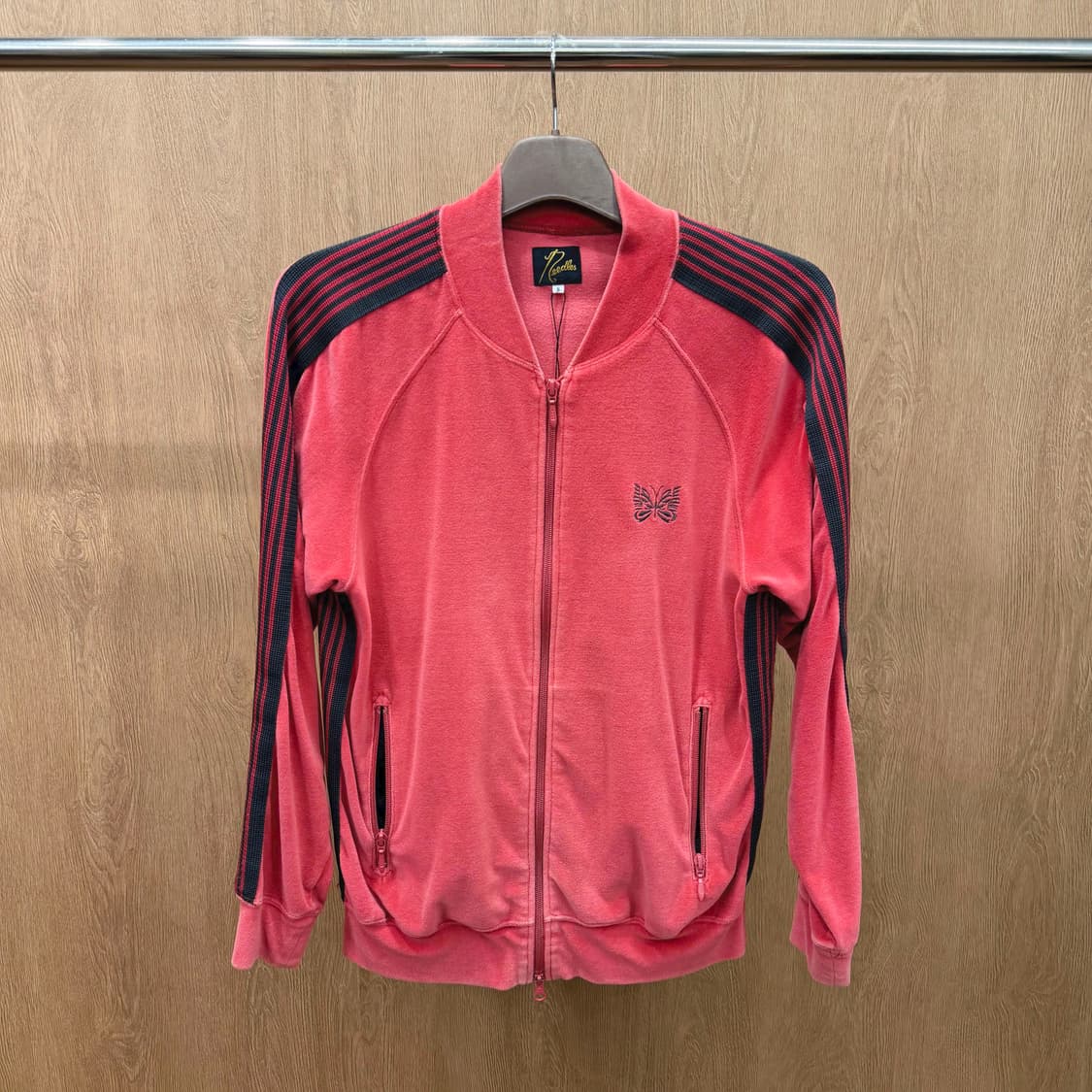 니들스 벨벳 트랙 자켓 사이드 스트라이프 버터플라이 로고 자수 레드 상품이미지2