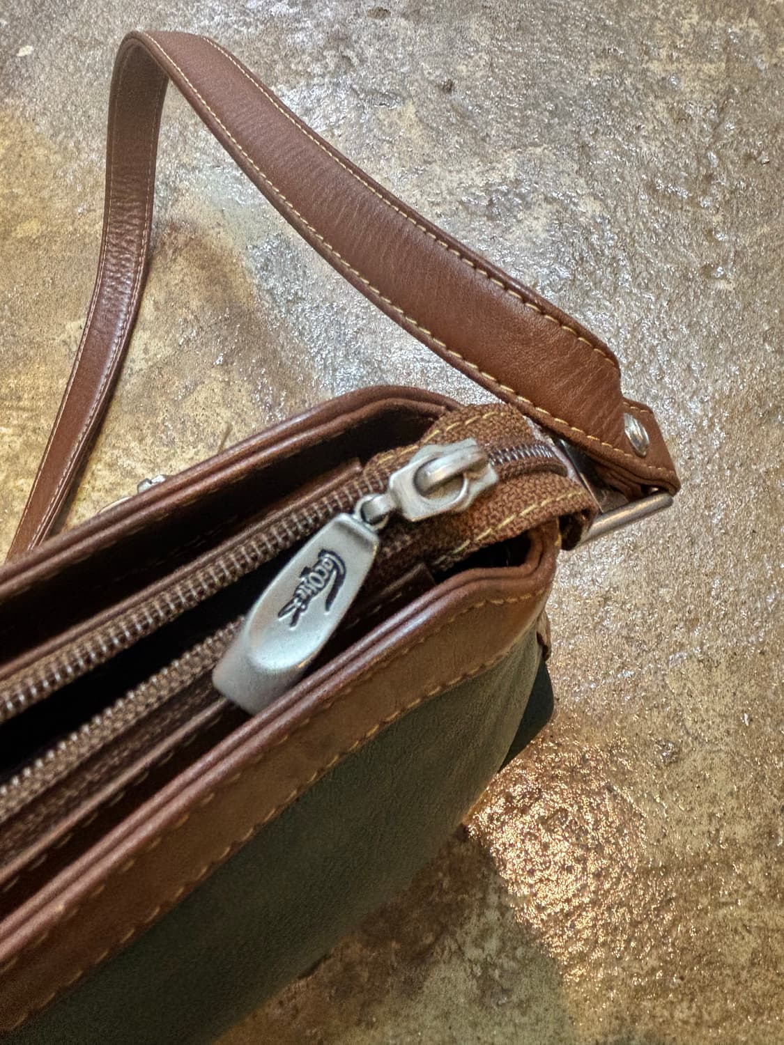 라코스테 클래식 가죽 크로스백 상품이미지3