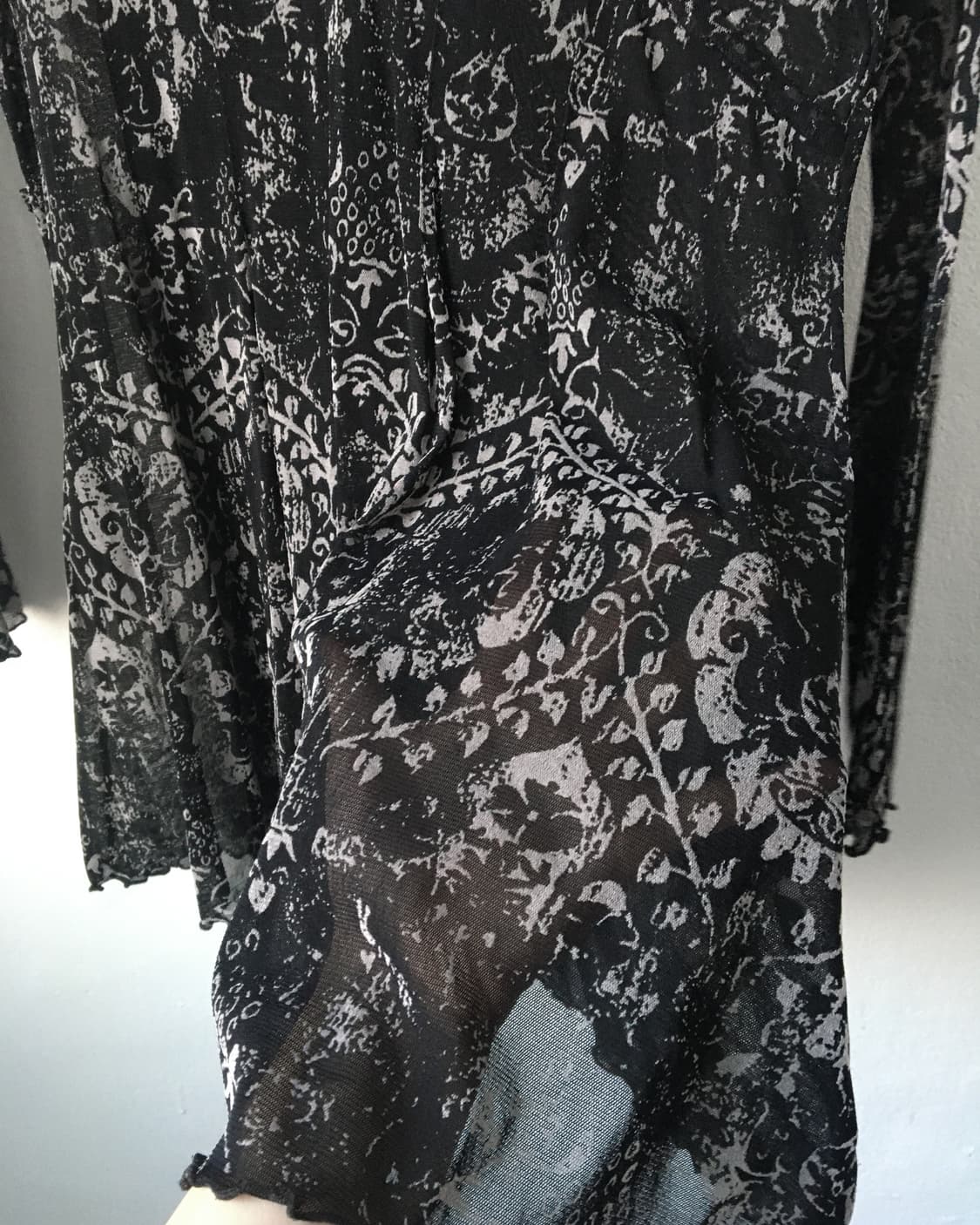 Ornament pattern mesh top 상품이미지3