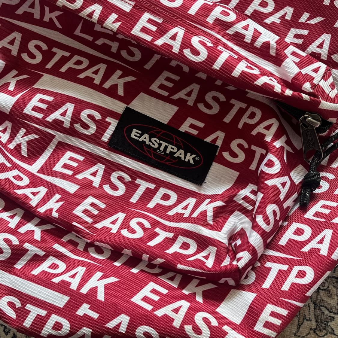 이스트팩 로고 플레이 백팩 상품이미지1