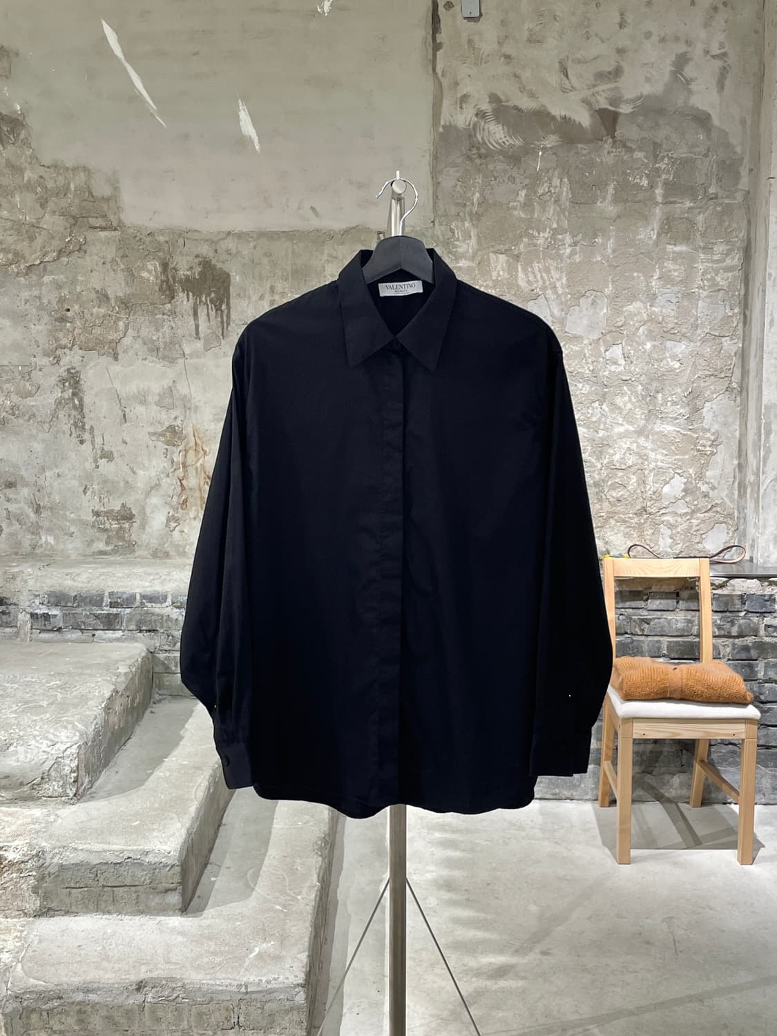 발렌티노 뷰티 블랙 클래식 히든 버튼 코튼 카라 셔츠 상품이미지1