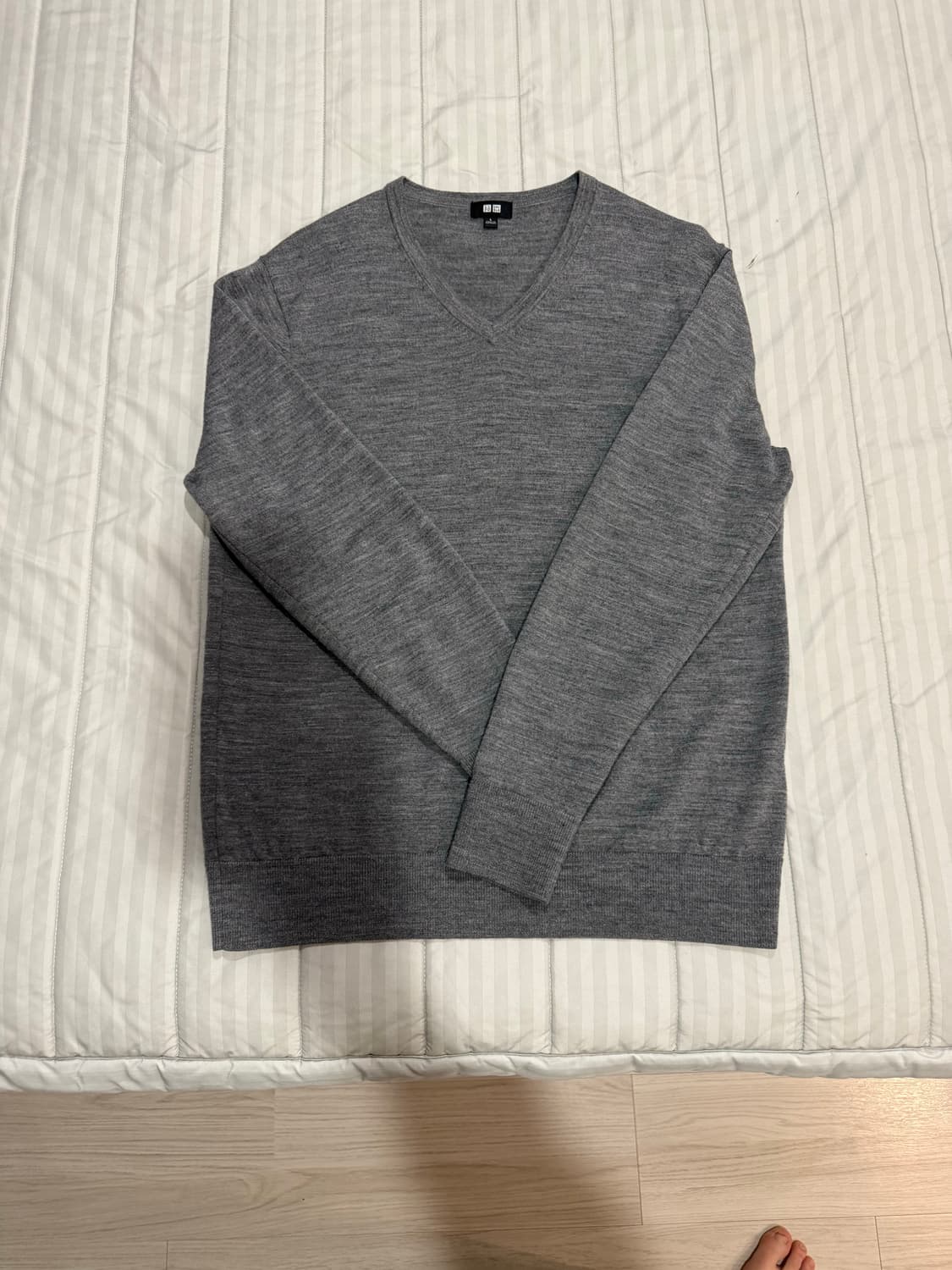 유니클로 메리노 V넥 니트 상품이미지1