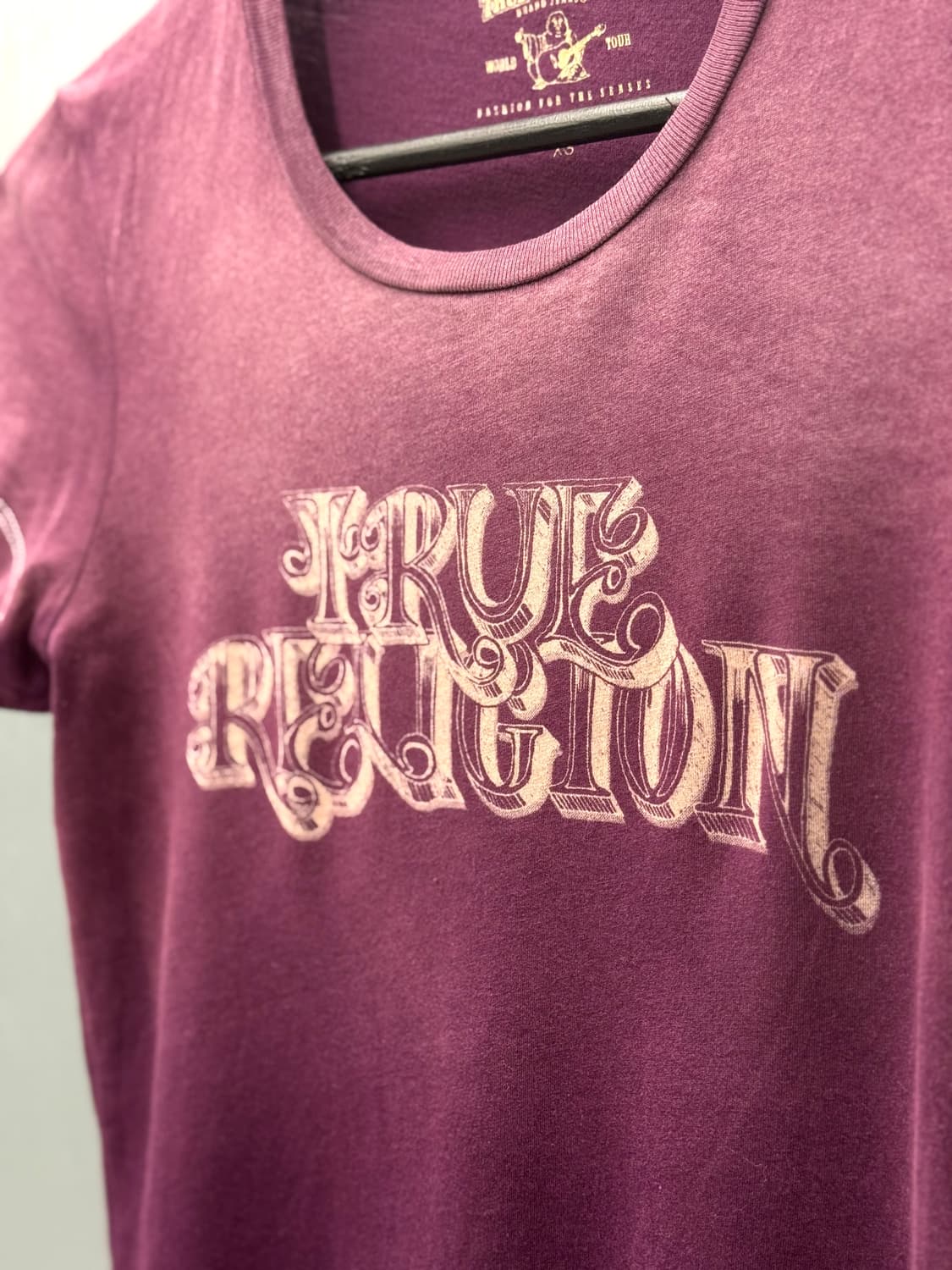 True Religion 트루릴리전 버건디 컬러 로고 반소매 티셔츠 상품이미지3