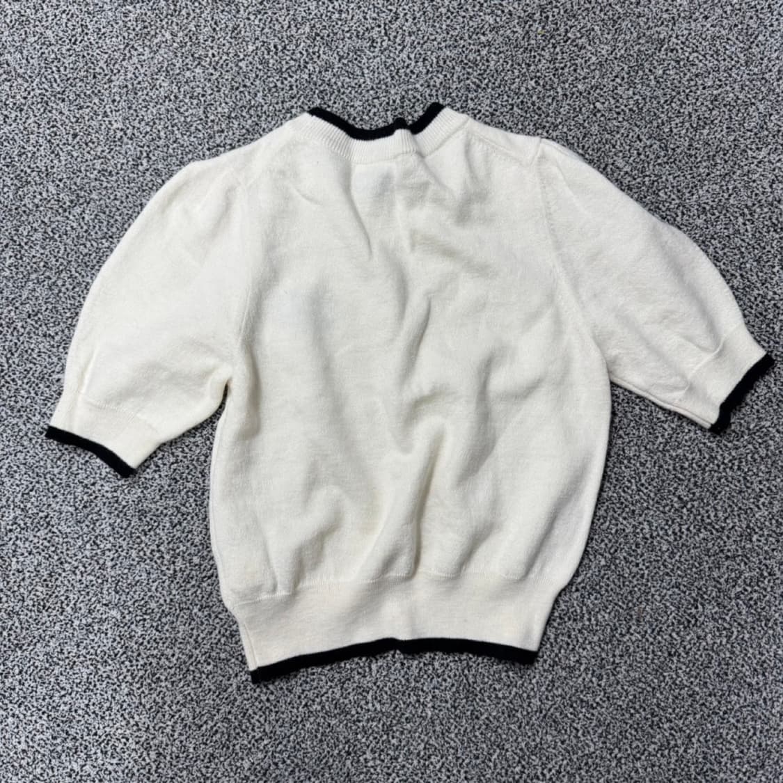 지컷 화이트 블랙 트리밍 반팔 니트, 상태좋아요! 상품이미지2