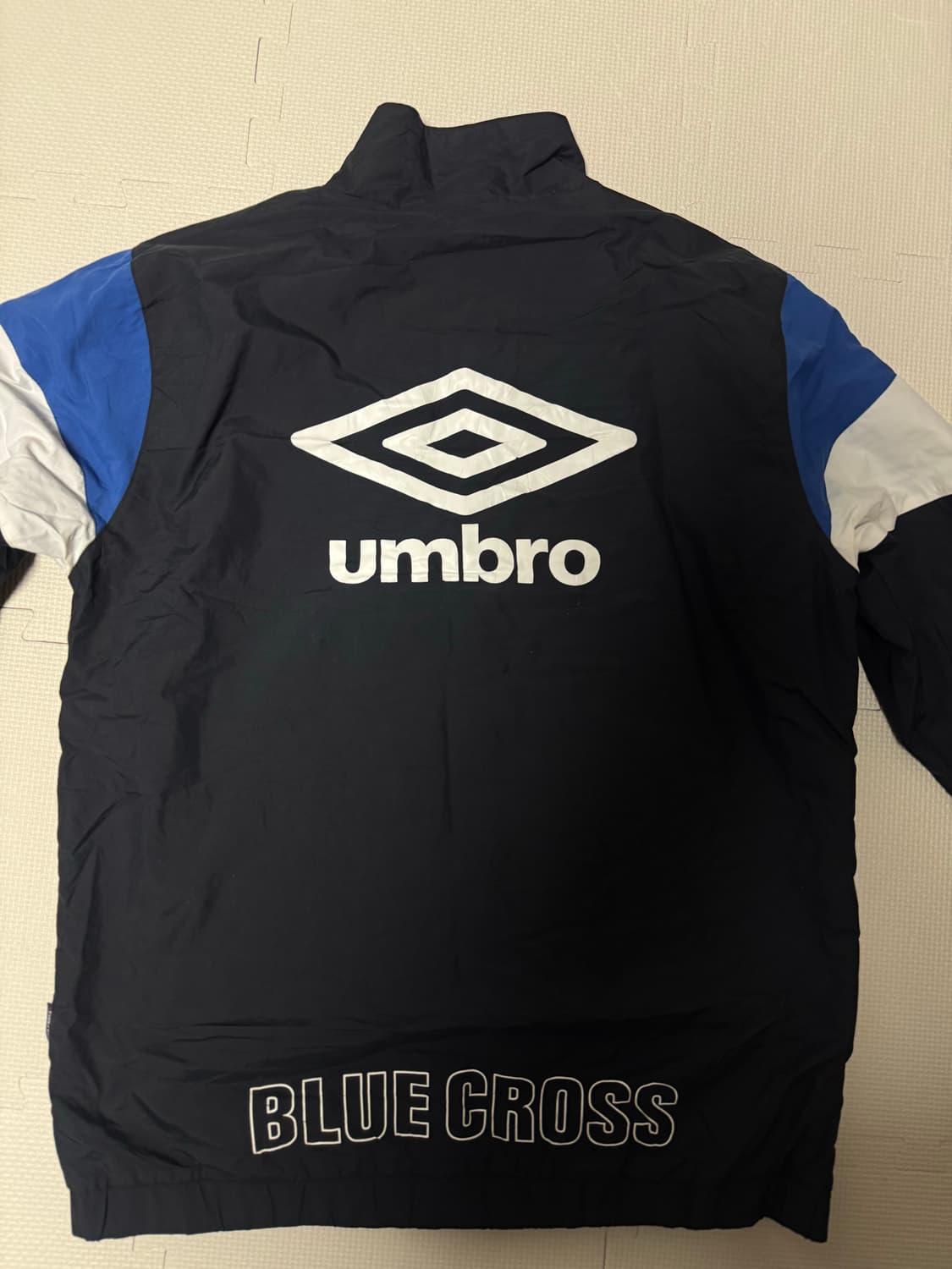 일본 엄브로 x blue cross 콜라보 바람막이 상품이미지2