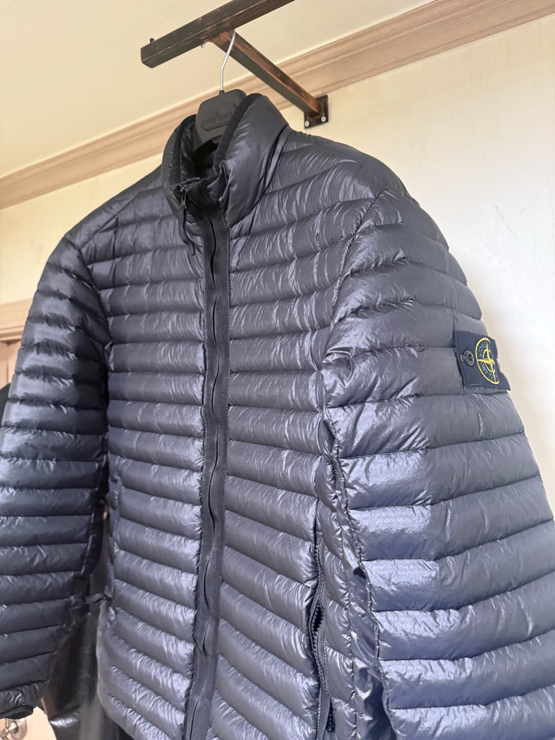 23FW 스톤아일랜드 룸 우븐 경량패딩 블랙 XL 백화점판 2회착용 상품이미지1